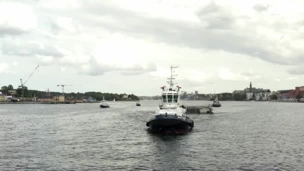 Transport av en ny sluss till Guldbron i Stockholms skärgård. 2020-06-29 — Stockvideo