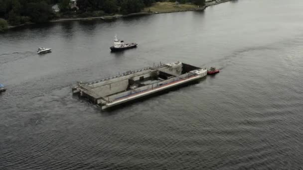 Vervoer van een nieuwe sluis naar Guldbron in de archipel van Stockholm. 2020-06-29 — Stockvideo