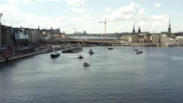 Vervoer van een nieuwe sluis naar Guldbron in de archipel van Stockholm. 2020-06-29 — Stockvideo