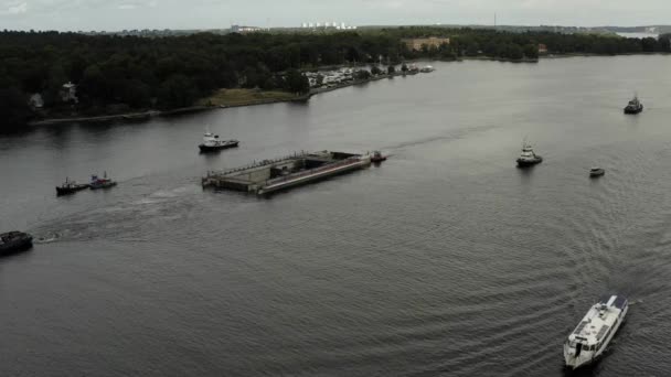 Stockholm takımadasındaki Guldbron 'a yeni bir kanalizasyon nakli. 2020-06-29 — Stok video