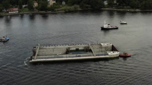 Vervoer van een nieuwe sluis naar Guldbron in de archipel van Stockholm. 2020-06-29 — Stockvideo