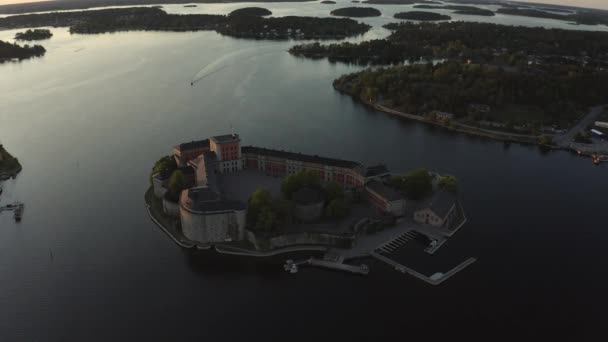 Vue par drone sur le kastell de Vaxholm au coucher du soleil, archipel de Stockholm — Video