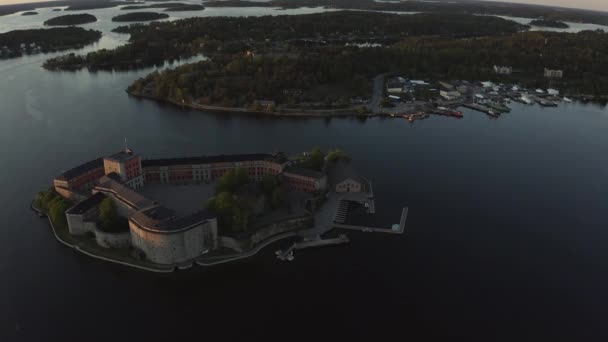 Drón kilátás Vaxholm kastell naplementében, Stockholm szigetcsoport — Stock videók