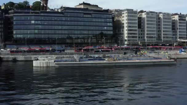 Vervoer van een nieuwe sluis naar Guldbron in de archipel van Stockholm. 2020-06-29 — Stockvideo