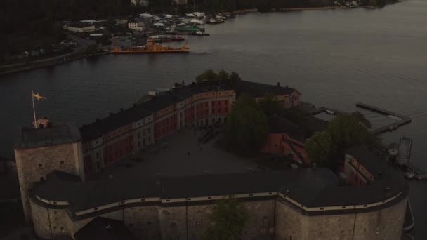 ストックホルム諸島の日没時のVaxholm Kastell上空のドローンビュー — ストック動画