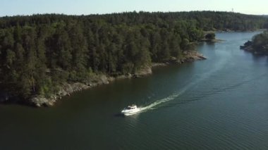Stockholm 'ün dışındaki Gustavsberg takımadalarında yaz mevsiminin havadan görüntüsü. 20-07-28