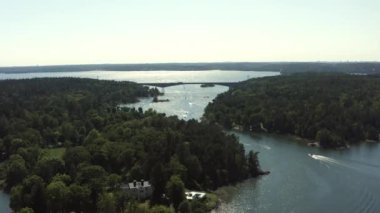 Stockholm 'ün dışındaki Gustavsberg takımadalarında yaz mevsiminin havadan görüntüsü. 20-07-28