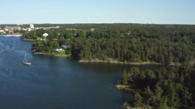 Stockholm 'ün dışındaki Gustavsberg takımadalarında yaz mevsiminin havadan görüntüsü. 20-07-28