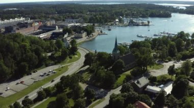 Stockholm 'ün dışındaki Gustavsberg takımadalarında yaz mevsiminin havadan görüntüsü. 20-07-28