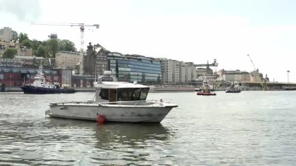 Vervoer van een nieuwe sluis naar Guldbron in de archipel van Stockholm. 2020-06-29 — Stockvideo