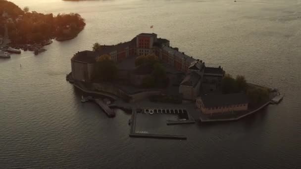 Drón kilátás Vaxholm kastell naplementében, Stockholm szigetcsoport — Stock videók