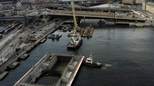 Transport av en ny sluss till Guldbron i Stockholms skärgård. 2020-06-29 — Stockvideo