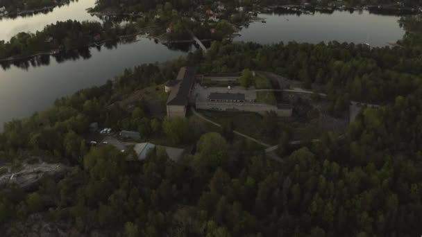 Drón kilátás Vaxholm kastell naplementében, Stockholm szigetcsoport — Stock videók