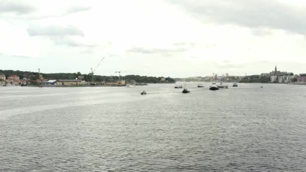 Перевозка нового шлюза в Гулдброн на архипелаге Стокгольма. 2020-06-29 — стоковое видео
