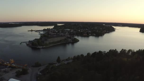 Drohnenblick über das Vaxholm kastell bei Sonnenuntergang, Stockholmer Schären — Stockvideo