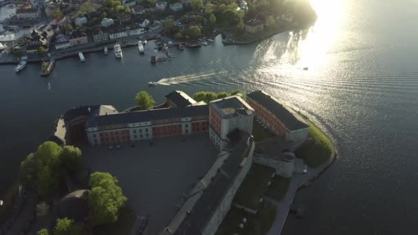 Pohled na Vaxholm kastell při západu slunce, Stockholmské souostroví — Stock video