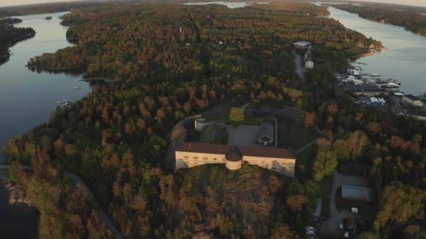 Drón kilátás Vaxholm kastell naplementében, Stockholm szigetcsoport — Stock videók