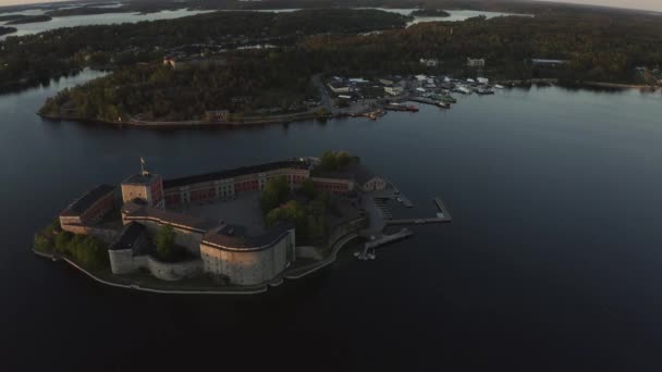 Drón kilátás Vaxholm kastell naplementében, Stockholm szigetcsoport — Stock videók