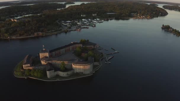 ストックホルム諸島の日没時のVaxholm Kastell上空のドローンビュー — ストック動画