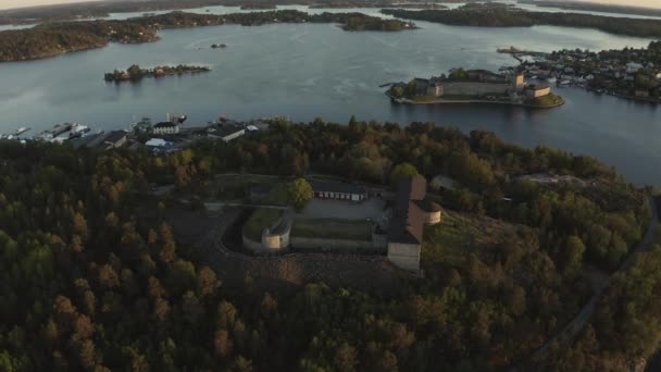 Drone vista su Vaxholm kastell al tramonto, arcipelago di Stoccolma — Video Stock