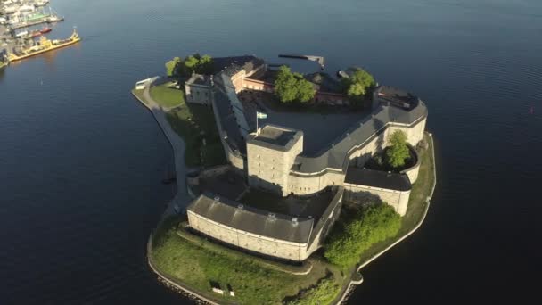 Drone uitzicht over Vaxholm kastell bij zonsondergang, Stockholm archipel — Stockvideo