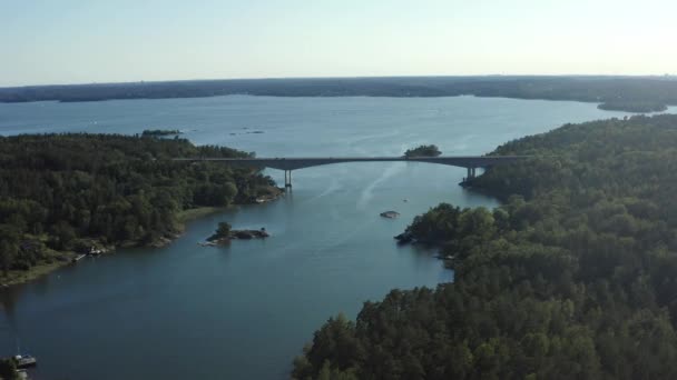 Luchtfoto van de zomer in de archipel gemeenschap Gustavsberg buiten Stockholm. 20-07-28 — Stockvideo