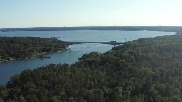 Luchtfoto van de zomer in de archipel gemeenschap Gustavsberg buiten Stockholm. 20-07-28 — Stockvideo