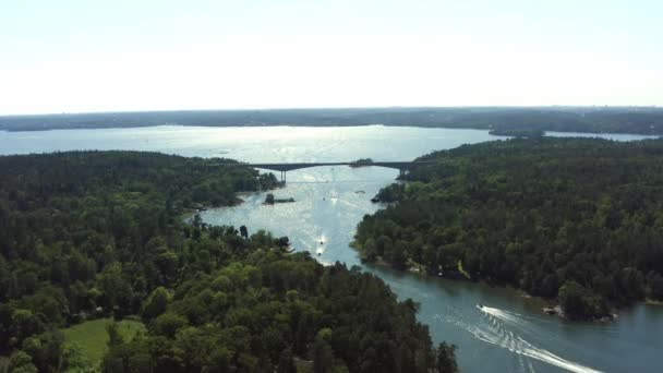 Luchtfoto van de zomer in de archipel gemeenschap Gustavsberg buiten Stockholm. 20-07-28 — Stockvideo