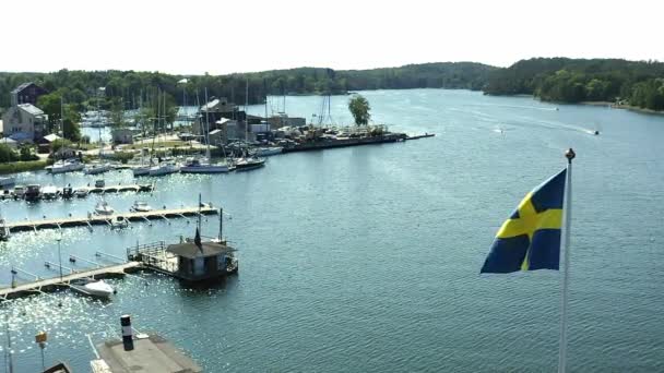 Luchtfoto van de zomer in de archipel gemeenschap Gustavsberg buiten Stockholm. 20-07-28 — Stockvideo