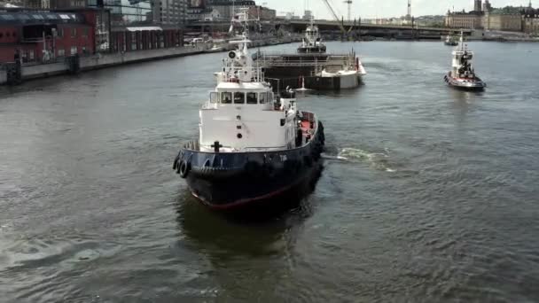 Transport einer neuen Schleuse nach Guldbron in den Stockholmer Schären. 29-06-2020 — Stockvideo