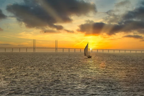 210501 Malmo - Sweden, Sailboat in sunset near bridge of Oresund — Stock Photo, Image