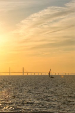 210501 Malmö İsveç - İsveç ile Danimarka arasında Oresundsbron 'da Günbatımı.