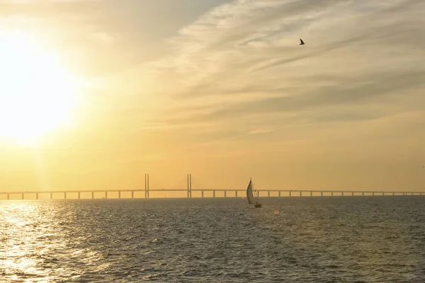 210501 Malmö Svédország - Sunset over Oresundsbron Svédország és Dánia között. — Stock Fotó