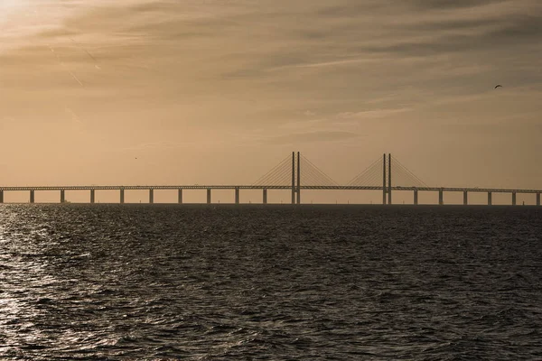 210501 Malmö Svédország - Sunset over Oresundsbron Svédország és Dánia között. — Stock Fotó