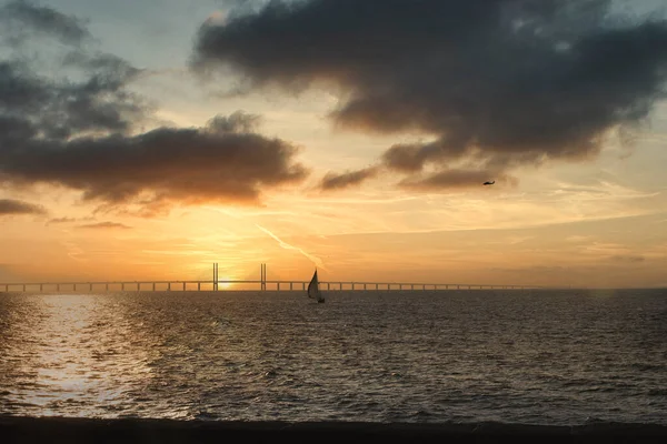 210501 Malmo Suède - Coucher de soleil sur Oresundsbron entre la Suède et le Danemark. — Photo