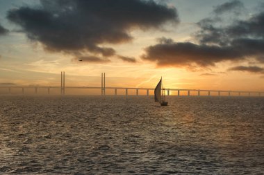 210501 Malmö İsveç - İsveç ile Danimarka arasında Oresundsbron 'da Günbatımı.