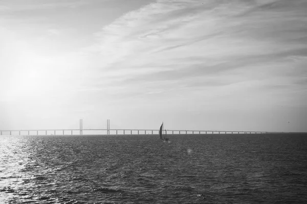 210501 Malmö Schweden - Schwarz-Weiß-Foto über Oresundsbron zwischen Schweden und Dänemark. — Stockfoto