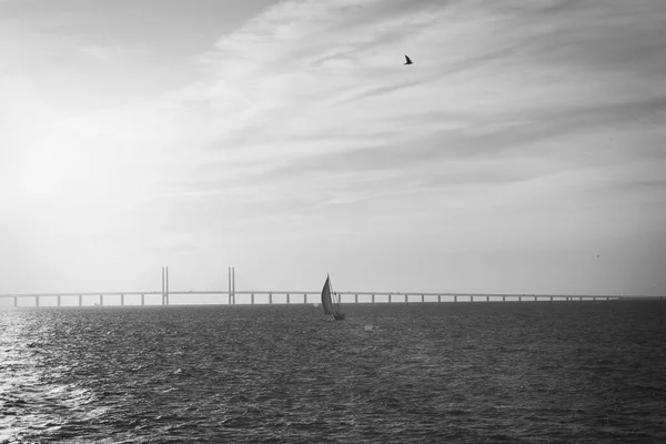 210501 Мальмо Швеция - Черно-белое фото над Oresundsbron между Швецией и Данией. — стоковое фото