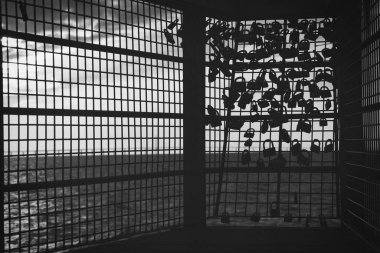 210501 Malmö İsveç - Aşk kilitleri rıhtımında siyah beyaz fotoğraf.