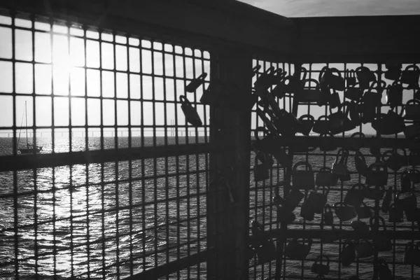 210501 Malmo Suécia - Foto preto e branco sobre o cais de fechaduras de amor. — Fotografia de Stock