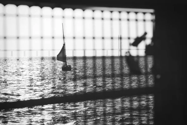 210501 Malmö Schweden - Schwarz-Weiß-Foto über Pier der Liebesschlösser. — Stockfoto