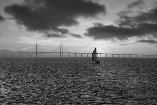 210501 Malmo Suécia - Foto preto e branco sobre Oresundsbron entre Suécia e Dinamarca. — Fotografia de Stock