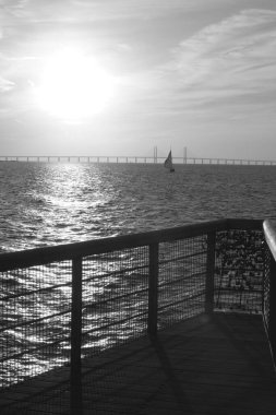 210501 Malmö İsveç - İsveç ile Danimarka arasındaki Oresundsbron üzerinde siyah beyaz fotoğraf.