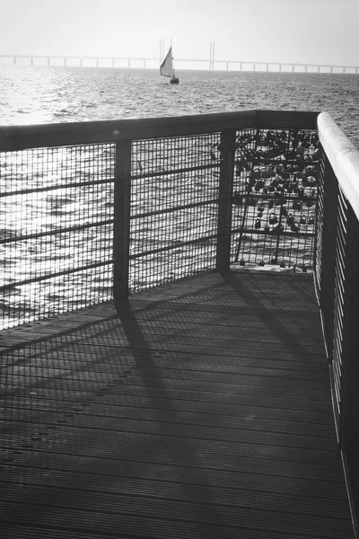 210501 Malmo Suecia - Foto en blanco y negro sobre el muelle de las cerraduras de amor. — Foto de Stock