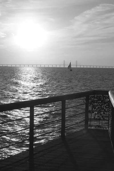 210501 Malmo Suecia - Foto en blanco y negro sobre Oresundsbron entre Suecia y Dinamarca. —  Fotos de Stock