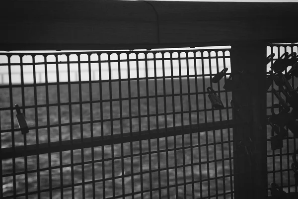 210501 Malmo瑞典-爱情锁码头上方的黑白照片. — 图库照片