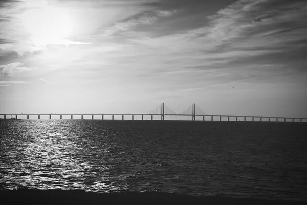 210501 Malmo Szwecja - Czarne i białe zdjęcie nad Oresundsbron między Szwecją a Danią. — Zdjęcie stockowe