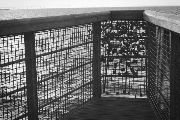 210501 Malmo瑞典-爱情锁码头上方的黑白照片. — 图库照片