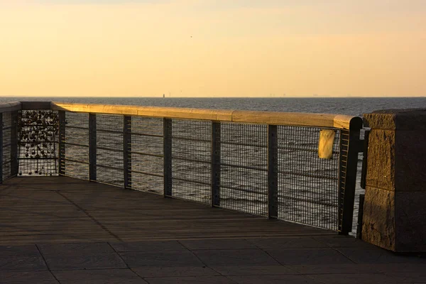 210501 Malmö Zweden - Zonsondergang over pier van liefdessloten — Stockfoto