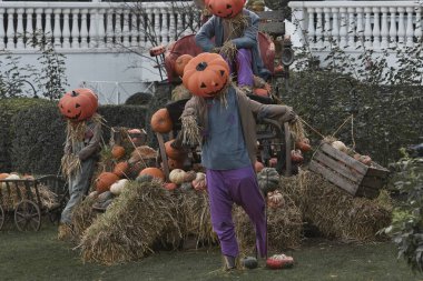 011120 - Danimarka, Kopenhag 'daki Tivoli' de Cadılar Bayramı dekorasyonu. Açık hava halk bahçesinde Cadılar Bayramı dekorasyon teması.